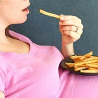 Junk food consumed late in pregnancy more harmful to the child