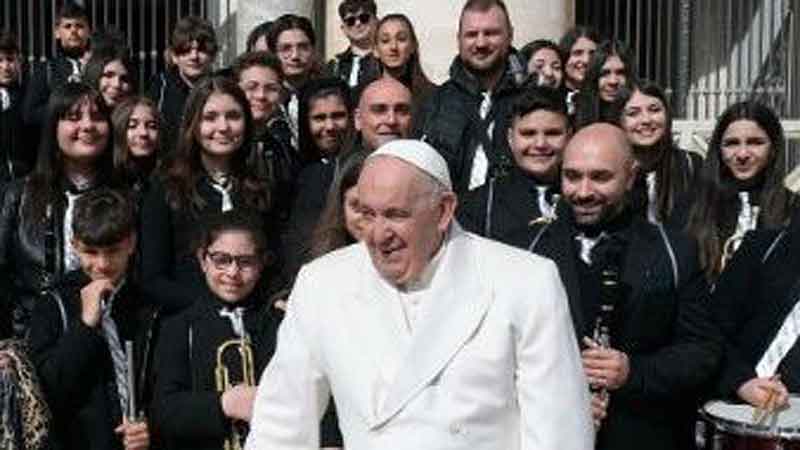 Pope’s Path to Recovery: Triumph over Viral Bronchitis and Heartwarming Moments in Hospital